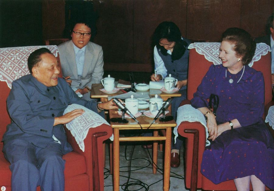 邓小平会见英国首相撒切尔夫人，全面阐述中国政府对香港问题的基本立场。（1982年）