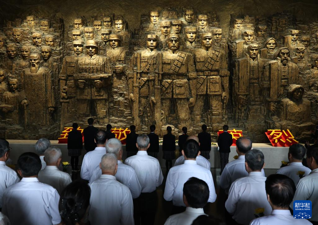 2026年4月3日，“清明节的铭记——缅怀英烈志奋进‘十五五’”主题教育系列活动启动仪式在中国人民抗日战争纪念馆举行。这是社会各界代表向抗战英烈献花。新华社记者 张晨霖 摄