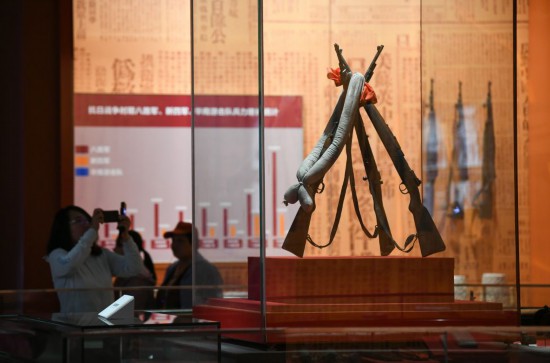 2024年5月9日,游客在延安革命纪念馆参观。新华社记者 张博文 摄