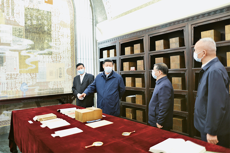 2023年6月2日,中共中央总书记、国家主席、中央军委主席习近平在北京出席文化传承发展座谈会并发表重要讲话。这是座谈会前,习近平1日下午在中国国家版本馆考察时,在兰台洞库了解馆藏精品版本保存情况。 新华社记者 鞠鹏/摄