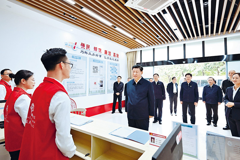 2023年12月14日至15日,中共中央总书记、国家主席、中央军委主席习近平在广西考察。这是14日上午,习近平在南宁市良庆区蟠龙社区党群服务中心考察。 新华社记者 燕雁/摄