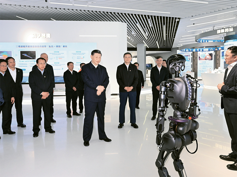 2023��11��28����12��2�գ��й���������ǡ�������ϯ�������ί��ϯϰ��ƽ���Ϻ����졣����11��28�����磬ϰ��ƽ���ֶ������Ž���ѧ�ǲι��Ϻ��Ƽ����³ɹ�չ�� �»������ л����/��