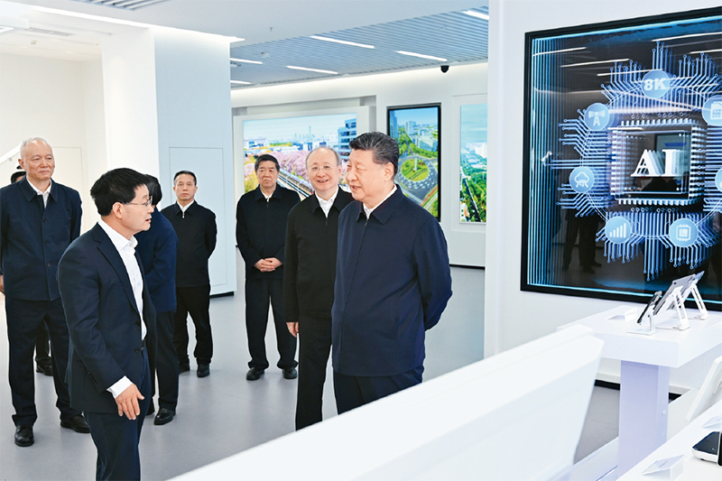 2026年2月9日至10日,中共中央总书记、国家主席、中央军委主席习近平在北京考察并看望慰问基层干部群众。这是9日上午,习近平在位于北京亦庄的国家信创园考察。 新华社记者 燕雁/摄